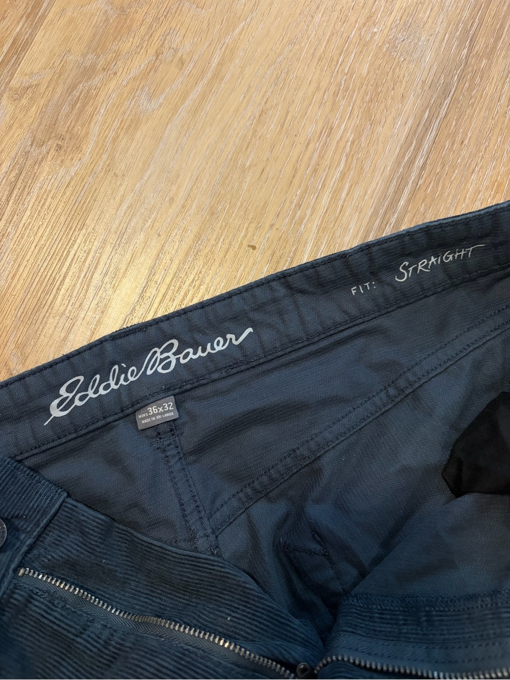 Eddie Bauer Men's corduroy pants in Dark Navy 32
